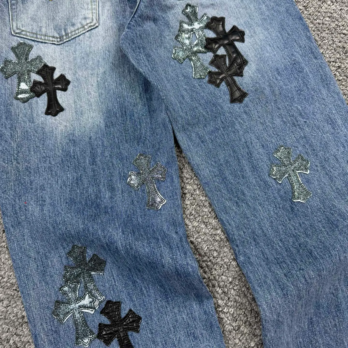 P280 Style No.: H823 Chrome Hearts & Chrome Hearts Blue Bull Starry Sky patchwork leather cross jeans - using starry sky theme patchwork leather elements, mostly presented in the shape of a cross, with glitter on the surface of the leather, which is dazzling under the light. The unique design has simple and elegant details, exquisite workmanship, the entire trousers are neatly routed, and the details are in place! It’s so cool that both men and women can easily control the genderless trend!  Color: blue Size: S-M-L-XL-XXL